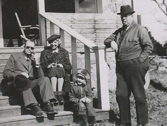 1942 Sven med familjen.jpg